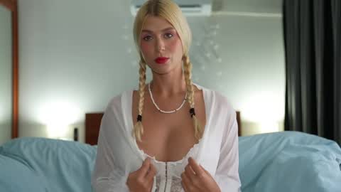 kira bloom online show from April 2, 6:54 am