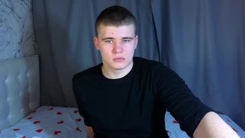 Snapshot of kittenmur chatting on December 20, 7:55 am Vlad online show from December 20, 7:55 am