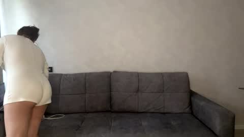 Ellaiza online show from April 3, 11:39 am