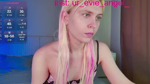 Evelyn online show from April 2, 10:33 am