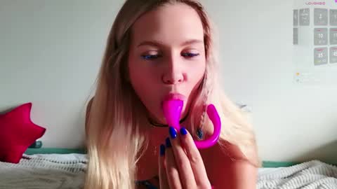 kittymiumiu online show from April 11, 10:52 am