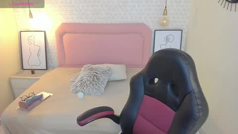  K I T T  Y  online show from September 16, 7:06 pm