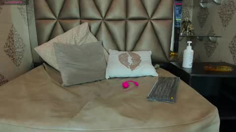 kittyvelvet_ online show from March 11, 3:02 pm