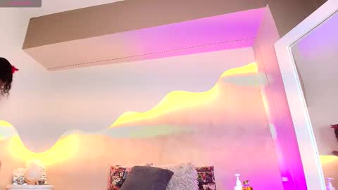 K L O E online show from October 31, 7:25 pm