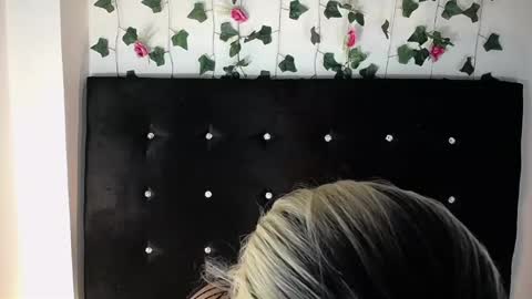 kristal_queen01 online show from March 22, 7:45 am