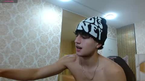 kyler_tay online show from May 20, 11:49 am