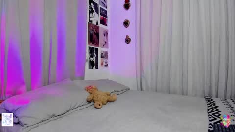 Snapshot of la_briela chatting on January 9, 2:11 am    Help me reach 50 likes online show from January 9, 2:11 am