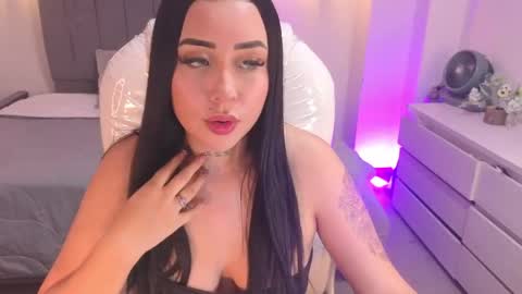  L A R A   online show from May 8, 10:04 pm