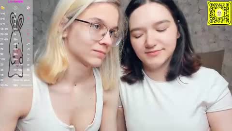 Violet and Isabel online show from July 6, 7:05 pm