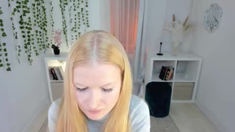 Laly online show from December 4, 4:39 pm