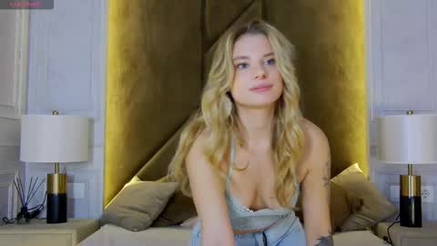 Snapshot of lana_sparks chatting on September 22, 5:44 am Lana online show from September 22, 5:44 am