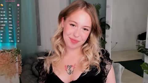 Snapshot of lanaroselle chatting on October 18, 10:03 pm Lana online show from October 18, 10:03 pm