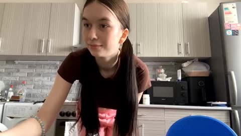 lara online show from March 6, 8:24 am