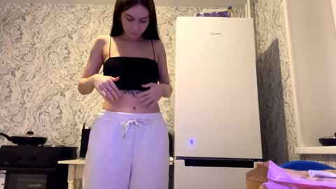 lara online show from April 7, 8:33 pm