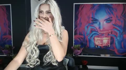 Snapshot of laras_moans chatting on October 23, 9:22 am laras_moans online show from October 23, 9:22 am
