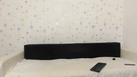 larataylorrr online show from March 4, 7:30 am