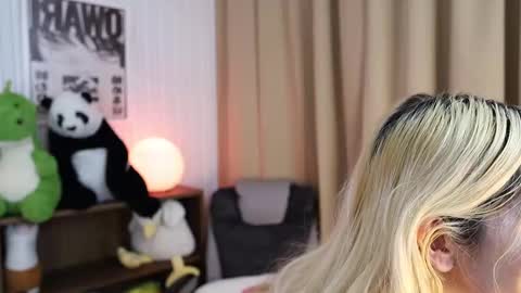 laukyubey1 online show from September 24, 9:32 pm