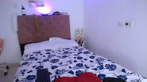 Snapshot of laura_candy02 chatting on February 17, 3:11 pm LAURA online show from February 17, 3:11 pm