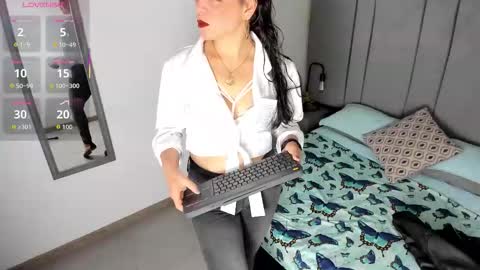 laura hotties online show from November 17, 1:03 pm