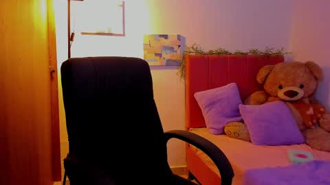 Laura Rose online show from April 1, 5:43 pm