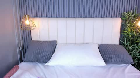 LauraCarther  online show from April 6, 7:59 pm