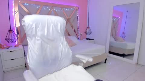 laura  online show from February 19, 9:14 pm