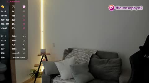 Laura online show from November 18, 7:28 pm