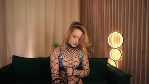  Laura  online show from April 16, 6:13 am