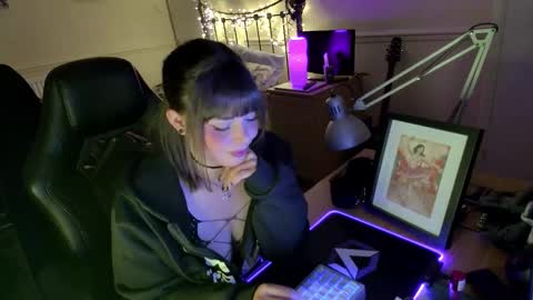 Lavenderrzz online show from November 27, 1:19 pm