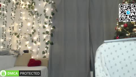 Snapshot of lavinell chatting on December 2, 8:17 pm Mia online show from December 2, 8:17 pm