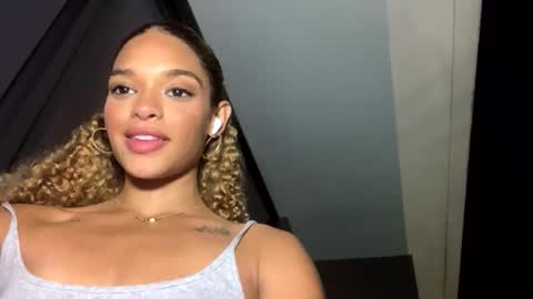 layla351338 online show from December 16, 2:08 am