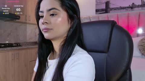 Layla Breezee online show from April 6, 11:11 am