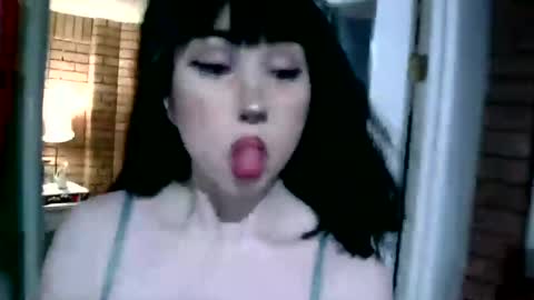 Layla Kills online show from February 4, 6:25 am