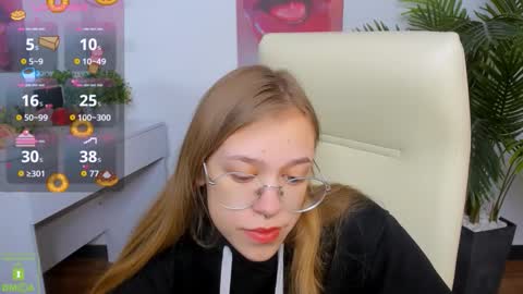 layriantavee online show from October 6, 6:20 am