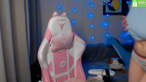 Leah  Gotty online show from December 17, 2:33 pm