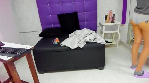 leamoreau__ online show from November 15, 12:18 pm