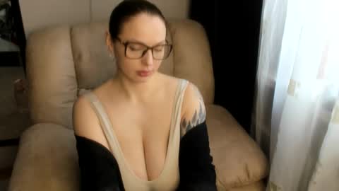Snapshot of lecherous_wife chatting on February 25, 10:48 am Anna  online show from February 25, 10:48 am