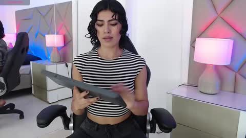 Snapshot of leethompson_ chatting on February 10, 12:18 pm Leet  online show from February 10, 12:18 pm