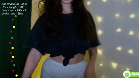 Snapshot of leia_bell chatting on March 8, 6:16 pm hey Im Leia and I love rock  online show from March 8, 6:16 pm