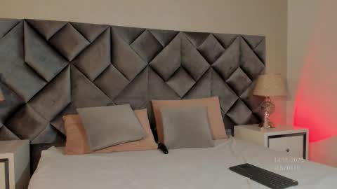 Leizathompson online show from November 14, 8:33 pm