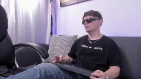 Leo  online show from December 19, 4:52 am