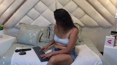 Lesly  online show from February 5, 9:50 pm