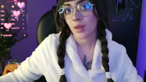 Snapshot of lessboobs_gh chatting on October 1, 6:29 pm Less online show from October 1, 6:29 pm
