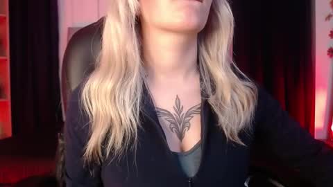 Snapshot of lessboobs_gh chatting on March 12, 6:00 pm Less online show from March 12, 6:00 pm
