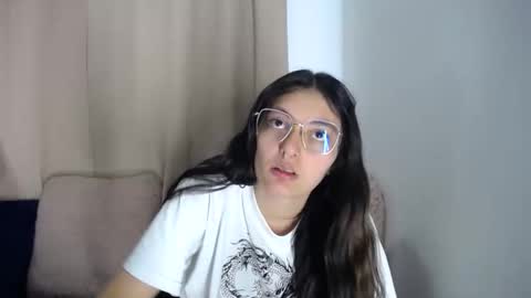 lessliee online show from March 27, 6:19 am