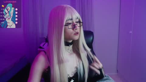 lewdpillows online show from January 18, 7:48 pm