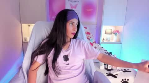 L I A  online show from February 3, 4:10 am