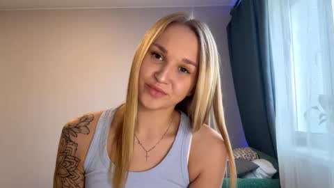 Mia online show from November 15, 11:23 am