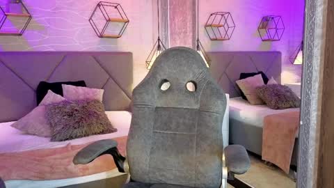 lhiam online show from April 11, 8:13 pm