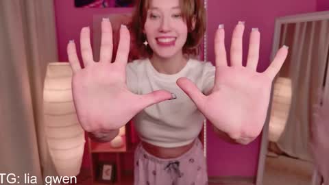 lia_gwen online show from December 3, 1:45 pm